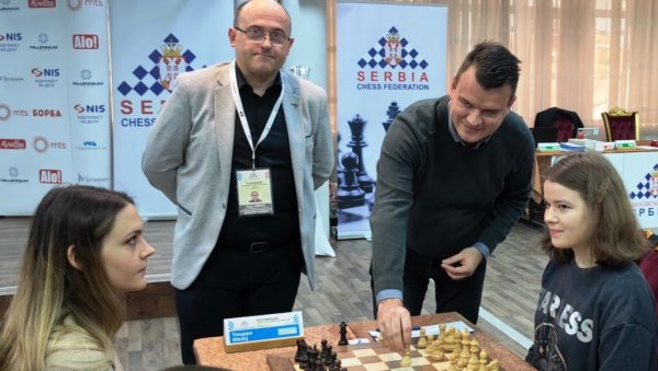 НОВО ШАХОВСКО ТАКМИЧЕЊЕ У ПАРАЋИНУ: Игра се полуфинале Појединачног првенства Србије НОВО ШАХОВСКО ТАКМИЧЕЊЕ У ПАРАЋИНУ: Игра се полуфинале Појединачног првенства Србије