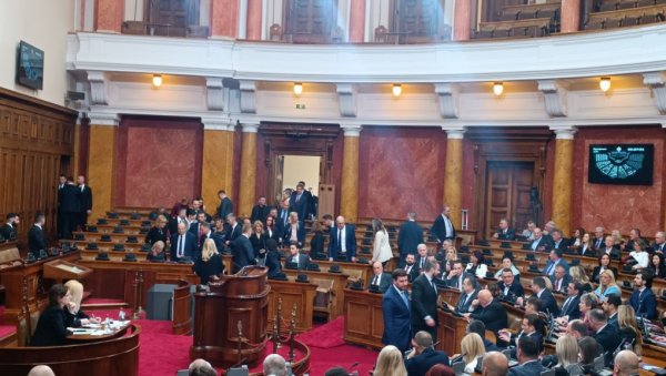СВАКИ ПЕТИ ПОСЛАНИК ПРАВНИК: Скупштина Србије у бројкама, у клупама седи 95 дама и 155 мушкараца СВАКИ ПЕТИ ПОСЛАНИК ПРАВНИК: Скупштина Србије у бројкама, у клупама седи 95 дама и 155 мушкараца
