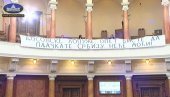 НЕЋЕ МОЋИ Транспарент у Скупштини изазвао овације посланика: Досовске лопуже, опет бисте да пљачкате Србију (ФОТО)