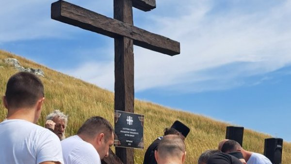 КОПАЈУЋИ СТОГОДИШЊЕ ГРОБОВЕ, БУДЕ МРЖЊУ: Пред посланицима две резолуције КОПАЈУЋИ СТОГОДИШЊЕ ГРОБОВЕ, БУДЕ МРЖЊУ: Пред посланицима две резолуције
