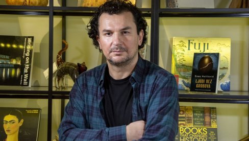 NIKO JOŠ NIJE IZAŠAO IZ SVOG DETNJSTVA: Pisac Enes Halilović, povodom premijere LJudi bez grobova u BDP NIKO JOŠ NIJE IZAŠAO IZ SVOG DETNJSTVA: Pisac Enes Halilović, povodom premijere LJudi bez grobova u BDP