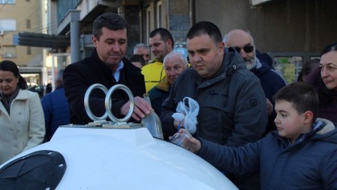 PRIMARNA SELEKCIJA OTPADA U VLASOTINCU Za početak, odvajaju staklo PRIMARNA SELEKCIJA OTPADA U VLASOTINCU Za početak, odvajaju staklo