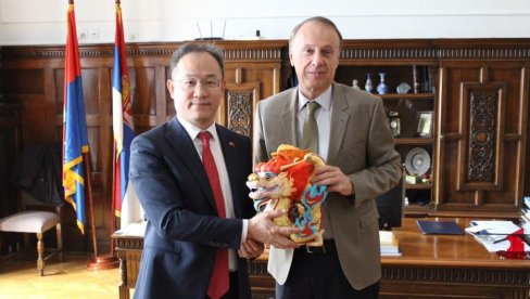 POLA VEKA IZUČAVANJA KINESKOG JEZIKA I U SRBIJI: Rektor Vladan Đokić sa kineskim ambasadorom Li Mingom POLA VEKA IZUČAVANJA KINESKOG JEZIKA I U SRBIJI: Rektor Vladan Đokić sa kineskim ambasadorom Li Mingom