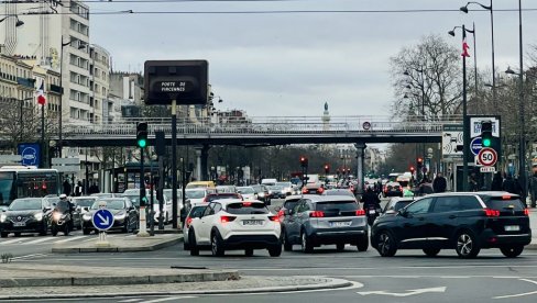 ШЕСТ САТИ ПАРКИРАЊА 225 ЕВРА! Градске власти Париза објавиле рат џиповима ШЕСТ САТИ ПАРКИРАЊА 225 ЕВРА! Градске власти Париза објавиле рат џиповима