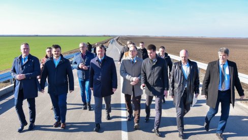 U NJEGOVU IZGRADNJU ULOŽENO 1.37 MILIJARDI DINARA: Završen put Stapar - Sivac, lokalni put o regionalnog značaja U NJEGOVU IZGRADNJU ULOŽENO 1.37 MILIJARDI DINARA: Završen put Stapar - Sivac, lokalni put o regionalnog značaja
