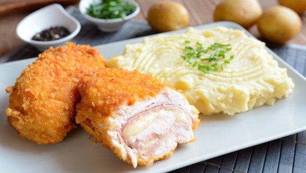 ТРАДИЦИОНАЛНО ЈЕЛО ФРАНЦУСКЕ КУХИЊЕ: Cordon bleu, месо се лепи за прсте ТРАДИЦИОНАЛНО ЈЕЛО ФРАНЦУСКЕ КУХИЊЕ: Cordon bleu, месо се лепи за прсте