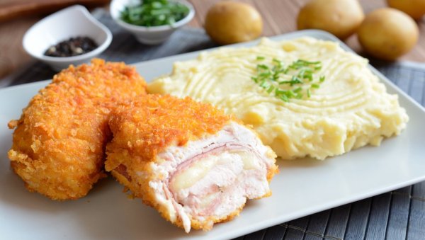 ТРАДИЦИОНАЛНО ЈЕЛО ФРАНЦУСКЕ КУХИЊЕ: Cordon bleu, месо се лепи за прсте