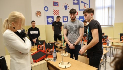 NIS PODRŽAO ELEKTROTEHNIČKU ŠKOLU „NIKOLA TESLA“ U BEOGRADU: Moderni kabinet za fiziku za nove uspehe srednjoškolaca NIS PODRŽAO ELEKTROTEHNIČKU ŠKOLU „NIKOLA TESLA“ U BEOGRADU: Moderni kabinet za fiziku za nove uspehe srednjoškolaca
