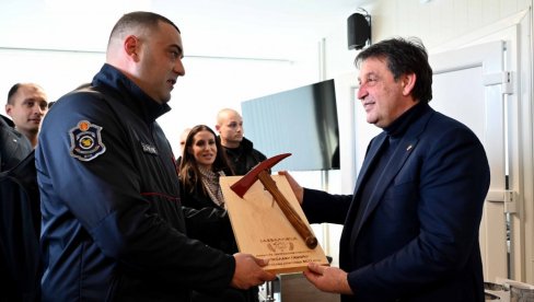 MINISTAR GAŠIĆ SA VATROGASCIMA U KULI: Otvoren 31.renoviran objekat našim spasiocima MINISTAR GAŠIĆ SA VATROGASCIMA U KULI: Otvoren 31.renoviran objekat našim spasiocima