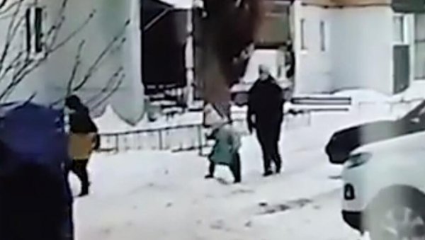 ВЕЛИКО СРЦЕ МАЛОГ ДЕЧАКА: Брат спасао сестру од киднапера (ВИДЕО) ВЕЛИКО СРЦЕ МАЛОГ ДЕЧАКА: Брат спасао сестру од киднапера (ВИДЕО)