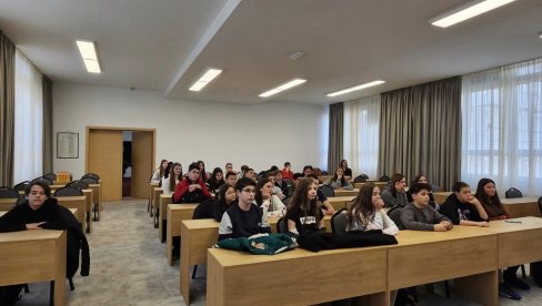 ĐACI DRAGI GOSTI: Vrnjački osnovci posetili SO Vrnjačka Banja ĐACI DRAGI GOSTI: Vrnjački osnovci posetili SO Vrnjačka Banja