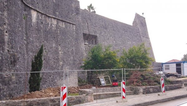 САНАЦИЈА КЛИЗИШТА КОЈЕ УГРОЖАВА КАНЛИ КУЛУ И СТАРИ ГРАД: Први већи пројекат након земљотреса 1979. године САНАЦИЈА КЛИЗИШТА КОЈЕ УГРОЖАВА КАНЛИ КУЛУ И СТАРИ ГРАД: Први већи пројекат након земљотреса 1979. године