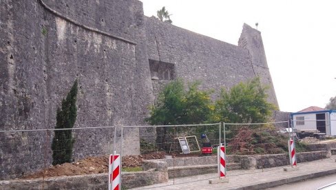 SANACIJA KLIZIŠTA KOJE UGROŽAVA KANLI KULU I STARI GRAD: Prvi veći projekat nakon zemljotresa 1979. godine SANACIJA KLIZIŠTA KOJE UGROŽAVA KANLI KULU I STARI GRAD: Prvi veći projekat nakon zemljotresa 1979. godine