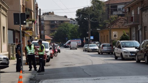 POLICIJA GA ISKLJUČILA IZ SAOBRAĆAJA: U mercedesu, pod dejstvom alkohola, na prednjem sedištu vozio dete (4)