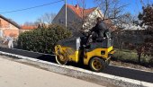 GRADE TROTOAR KA ZABREŽJU: Građevinske mašine rade punom parom u Ulici prote Mateje Nenadovića u Obrenovcu