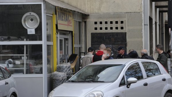 ПОКУШАО ДА СЕ УБИЈЕ НА РАДНОМ МЕСТУ: Драма у центру Краљева, мушкарац се исекао скалпелом ПОКУШАО ДА СЕ УБИЈЕ НА РАДНОМ МЕСТУ: Драма у центру Краљева, мушкарац се исекао скалпелом
