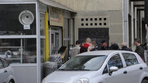 POKUŠAO DA SE UBIJE NA RADNOM MESTU: Drama u centru Kraljeva, muškarac se isekao skalpelom POKUŠAO DA SE UBIJE NA RADNOM MESTU: Drama u centru Kraljeva, muškarac se isekao skalpelom