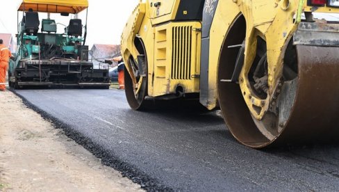 ASFALTIRANJE U DRAGOŠA KALAJIĆA: Putari sređuju saobraćajnicu u Rakovici