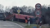 KAMION SLETEO S PUTA, IMA POVREĐENIH: Saobraćajna nesreća na putu Ruma- Šabac, oštećeni i automobili (FOTO)