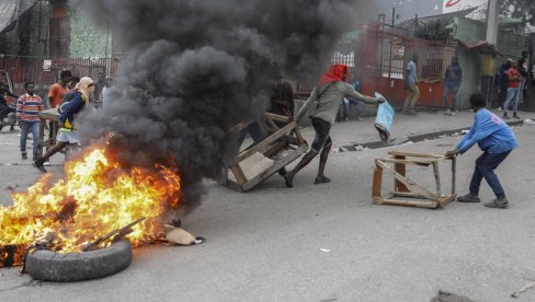 IMA POGINULIH U SUKOBU SA POLICIJOM: Potpuni haos na Haitiju - Pripadnici paravojne formacije ubijeni u razmeni vatre (FOTO) IMA POGINULIH U SUKOBU SA POLICIJOM: Potpuni haos na Haitiju - Pripadnici paravojne formacije ubijeni u razmeni vatre (FOTO)
