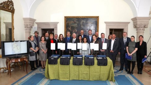 U BELOM DVORU URUČENE VREDNE DONACIJE Apatrat na dar i Vranjancima U BELOM DVORU URUČENE VREDNE DONACIJE Apatrat na dar i Vranjancima