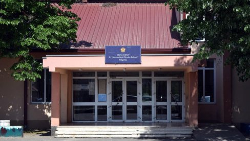 MASKIRANI OSNOVAC BIBER SPREJOM I PALICOM NASRNUO NA DRUGOVE: INCIDENT U PODGORIČKOJ osnovnoj školi MASKIRANI OSNOVAC BIBER SPREJOM I PALICOM NASRNUO NA DRUGOVE: INCIDENT U PODGORIČKOJ osnovnoj školi