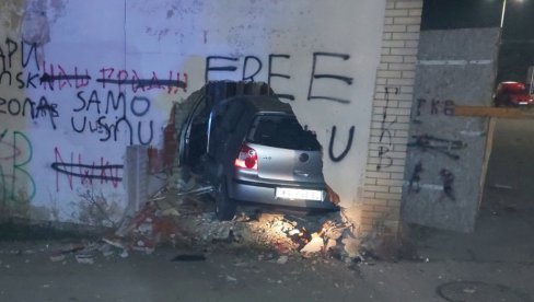 MLADIĆ SE NAMERNO ZAKUCAO U ZID?! Nesreća u Jarčujku izazvala mnogo bure i polemike u gradu na Ibru MLADIĆ SE NAMERNO ZAKUCAO U ZID?! Nesreća u Jarčujku izazvala mnogo bure i polemike u gradu na Ibru