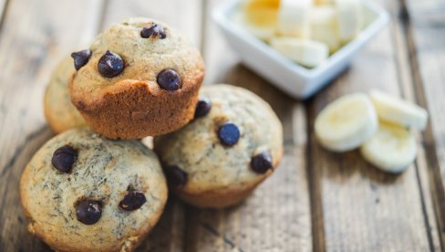 VOĆE IM DAJE POSEBNU DRAŽ: Posni banana mafini sa čokoladom, a treba vam samo 3 sastojka VOĆE IM DAJE POSEBNU DRAŽ: Posni banana mafini sa čokoladom, a treba vam samo 3 sastojka