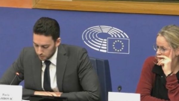 БРУКА И СРАМОТА: Ђиласовац пљује Вучића пред србомрсцима јер није увео санкције Русији БРУКА И СРАМОТА: Ђиласовац пљује Вучића пред србомрсцима јер није увео санкције Русији