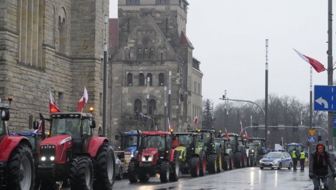 ПОЉАЦИ КУКОМ И МОТИКОМ ПРОТИВ БРИСЕЛА: Блокирали границу са Украјином, прекинули саобраћај према Немачкој и Словачкој ПОЉАЦИ КУКОМ И МОТИКОМ ПРОТИВ БРИСЕЛА: Блокирали границу са Украјином, прекинули саобраћај према Немачкој и Словачкој