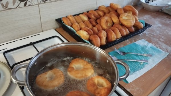 ЦЕЛО СЕЛО МИРИСАЛО НА ФАНКЕ: Стари буњевачки обичај изнедрио лепу манифестацију у Таванкуту ЦЕЛО СЕЛО МИРИСАЛО НА ФАНКЕ: Стари буњевачки обичај изнедрио лепу манифестацију у Таванкуту