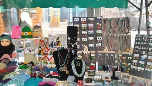 ОД ВОЋА И ПОВРЋА, ДО НАКИТА: Пролећни базар на пијаци у Земуну