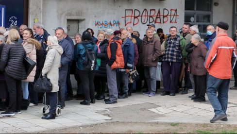 ISPLATA UVEĆANIH PENZIJA ZA JANUAR: Velike gužve ispred banaka u Smederevu (FOTO)