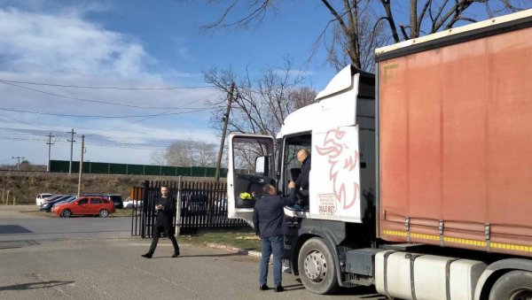 ПОМОЋ ВЛАДЕ ВОЈВОДИНЕ ЕПАРХИЈИ РАШКО-ПРИЗРЕНСКОЈ: Камион са намирницама и средствима за хигијену, кренуо ка народним кухињама на КиМ ПОМОЋ ВЛАДЕ ВОЈВОДИНЕ ЕПАРХИЈИ РАШКО-ПРИЗРЕНСКОЈ: Камион са намирницама и средствима за хигијену, кренуо ка народним кухињама на КиМ