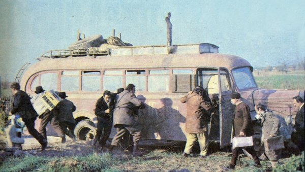 КО ТО ЗАИСТА ТАМО ПЕВА? Четири деценије једног аутобуса који је кренуо за Београд и ушао у легенду (ФОТО) КО ТО ЗАИСТА ТАМО ПЕВА? Четири деценије једног аутобуса који је кренуо за Београд и ушао у легенду (ФОТО)