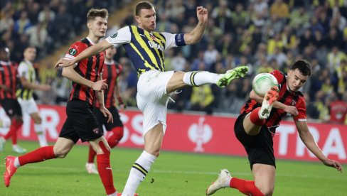 FENERBAHČE PRATI ZVEZDINO DETE: Edin DŽeko preporučio mladog napadača turskom velikanu FENERBAHČE PRATI ZVEZDINO DETE: Edin DŽeko preporučio mladog napadača turskom velikanu