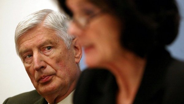 УМРО ПОЗНАТИ ПРЕМИЈЕР СА СУПРУГОМ: Одлучили се заједно на овај корак, отишли заједно држећи се за руке УМРО ПОЗНАТИ ПРЕМИЈЕР СА СУПРУГОМ: Одлучили се заједно на овај корак, отишли заједно држећи се за руке