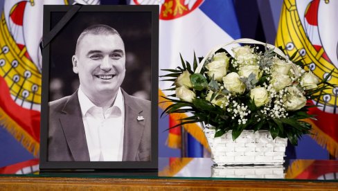 ЧЕКАЛА ГА ЈЕ СРБИЈА: Тужна лица и Декијев осмех на комеморацији у Скупштини града Београда