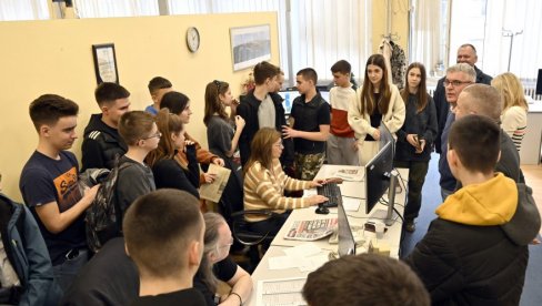 KREIRALI NASLOVNICU NOVOSTI: Osmaci beogradske OŠ Drinka Pavlović juče posetili redakciju našeg lista KREIRALI NASLOVNICU NOVOSTI: Osmaci beogradske OŠ Drinka Pavlović juče posetili redakciju našeg lista