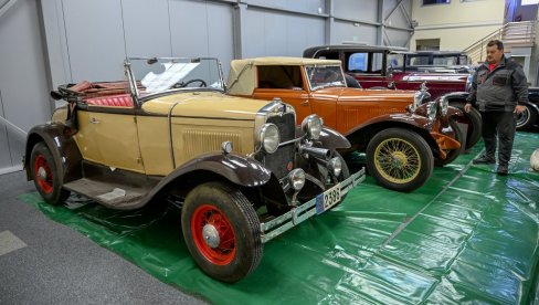 DRŽAVA TRAŽI MESTO ZA MUZEJ AUTOMOBILA: Posle iseljenja pedesetak oldtajmera iz zgrade u Majke Jevrosime, deo postavke čuva Mladen Alvirović DRŽAVA TRAŽI MESTO ZA MUZEJ AUTOMOBILA: Posle iseljenja pedesetak oldtajmera iz zgrade u Majke Jevrosime, deo postavke čuva Mladen Alvirović