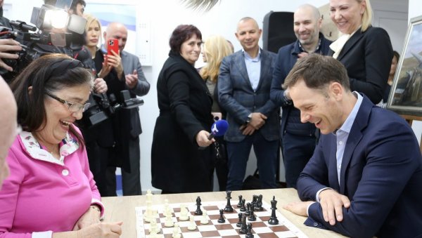 ЗАХВАЛНИ СЕНИОРИМА: Министар Синиша Мали и градски секретар посетили клуб за старе Анђелка Трнавац на Бањици ЗАХВАЛНИ СЕНИОРИМА: Министар Синиша Мали и градски секретар посетили клуб за старе Анђелка Трнавац на Бањици