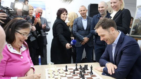 ЗАХВАЛНИ СЕНИОРИМА: Министар Синиша Мали и градски секретар посетили клуб за старе Анђелка Трнавац на Бањици ЗАХВАЛНИ СЕНИОРИМА: Министар Синиша Мали и градски секретар посетили клуб за старе Анђелка Трнавац на Бањици