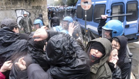 СУКОБ ДЕМОНСТРАНАТА И ПОЛИЦИЈЕ У РИМУ: Протест због Италијанке ухапшене у Будимпешти (ФОТО)