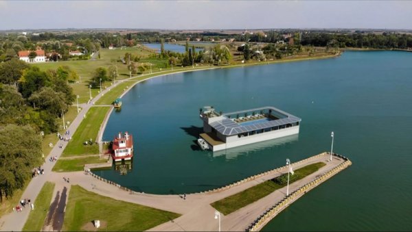 ЈОШ ЈЕДНА АТРАКЦИЈА НА ПАЛИЋКОМ ЈЕЗЕРУ Плутајући базен до краја године ЈОШ ЈЕДНА АТРАКЦИЈА НА ПАЛИЋКОМ ЈЕЗЕРУ Плутајући базен до краја године