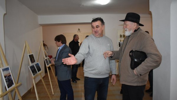 СНИМИО ОКО 2,5 МИЛИОНА ФОТОГРАФИЈА: Најлепша промоција Башаида код Кикинде кроз објектив Горана Биримца СНИМИО ОКО 2,5 МИЛИОНА ФОТОГРАФИЈА: Најлепша промоција Башаида код Кикинде кроз објектив Горана Биримца