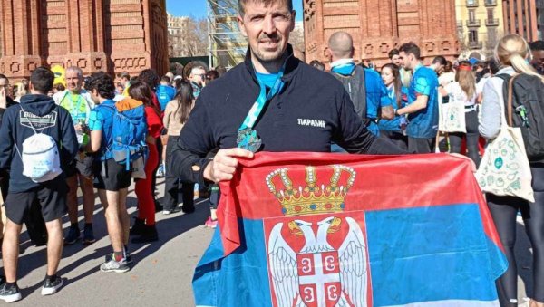 ПАРАЋИНСКИ ПРОФЕСОР НА ПОЛУМАРАТОНУ У БАРСЕЛОНИ Трчао у част Дана државности ПАРАЋИНСКИ ПРОФЕСОР НА ПОЛУМАРАТОНУ У БАРСЕЛОНИ Трчао у част Дана државности