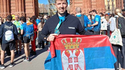 PARAĆINSKI PROFESOR NA POLUMARATONU U BARSELONI  Trčao u čast Dana državnosti