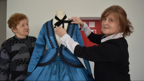 OŽIVELE HALJINU DEVOJKE U PLAVOM: Kikinđanke sašile toaletu kao sa čuvene slike Đure Jakšića (FOTO) OŽIVELE HALJINU DEVOJKE U PLAVOM: Kikinđanke sašile toaletu kao sa čuvene slike Đure Jakšića (FOTO)