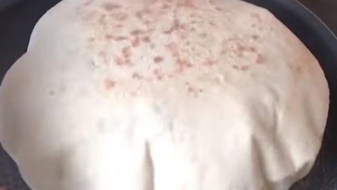 LEPŠE TESTO OD OVOG NE POSTOJI, ŠUPLJIKAVO I MEKANO: Turske balon lepinje peku se u tiganju (VIDEO)