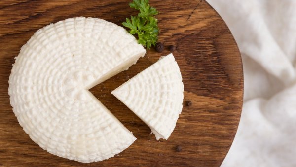 ЛАКО ЋЕТЕ ГА НАПРАВИТИ КОД КУЋЕ: Од само 2 састојка направите домаћи бели сир код куће (ВИДЕО) ЛАКО ЋЕТЕ ГА НАПРАВИТИ КОД КУЋЕ: Од само 2 састојка направите домаћи бели сир код куће (ВИДЕО)